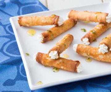 Cigarros con queso de cabra y miel al romero