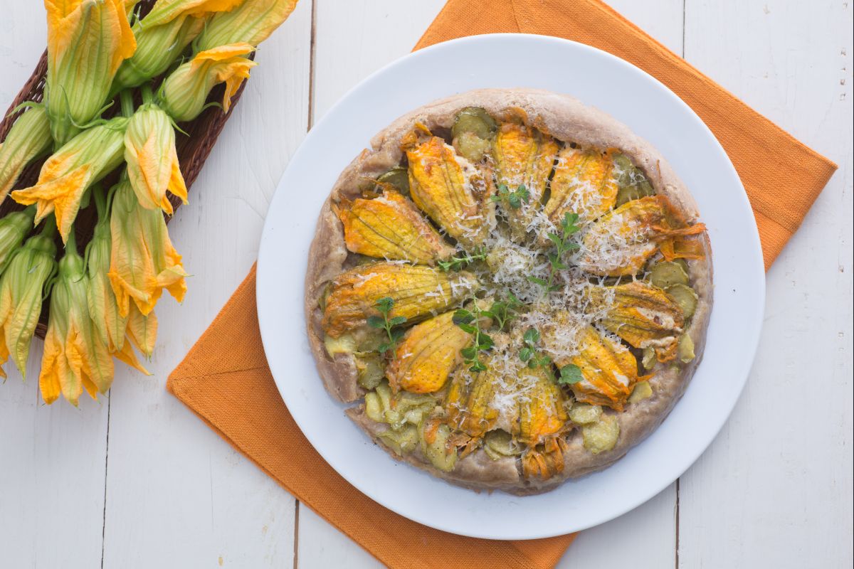 Tatin de flores de calabacín rellenas