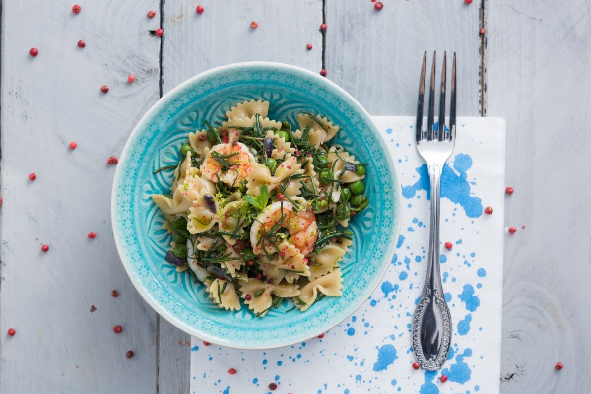 Ensalada de pasta con agretti y langostinos