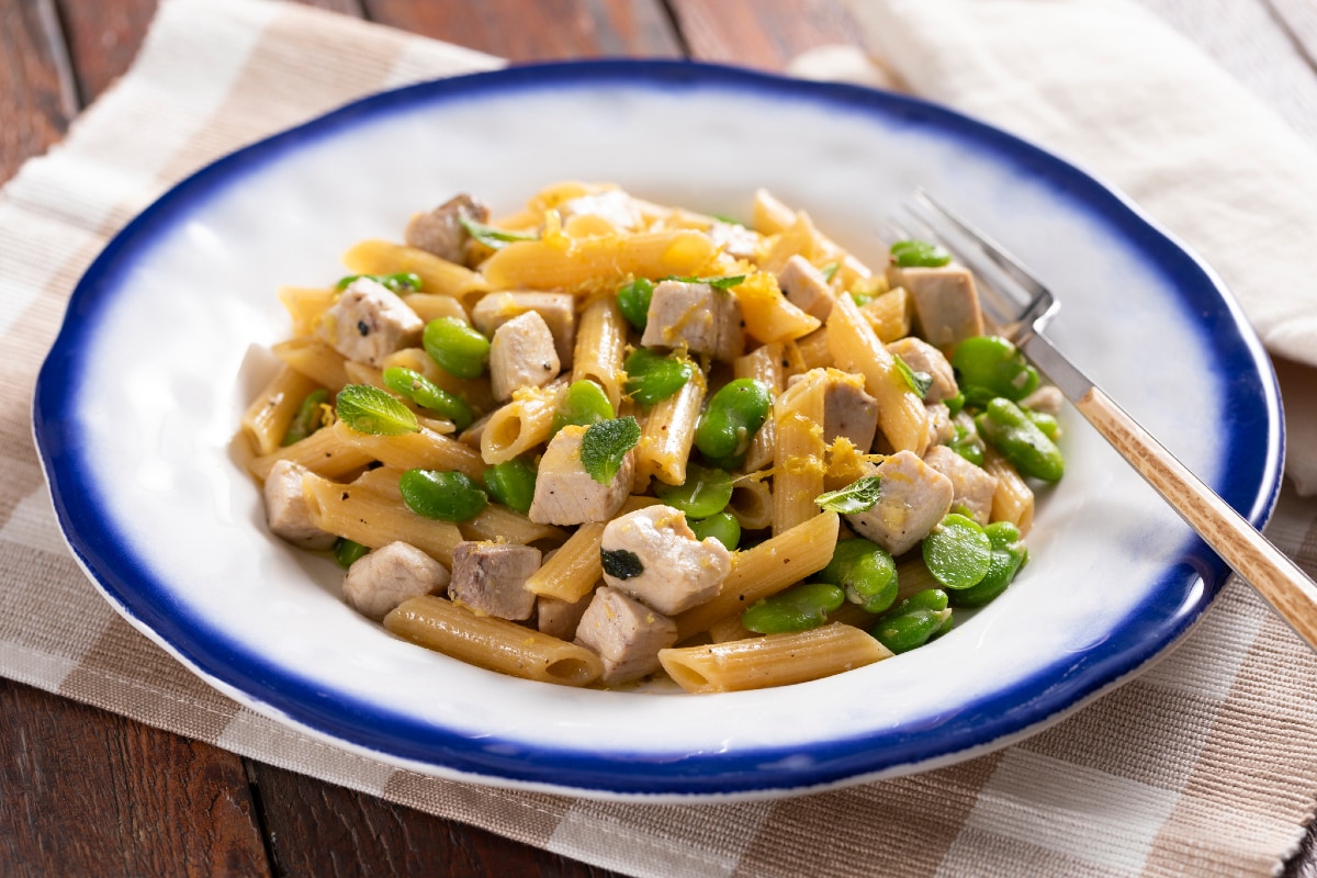 Pasta con pez espada y habas