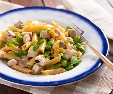 Pasta con pez espada y habas