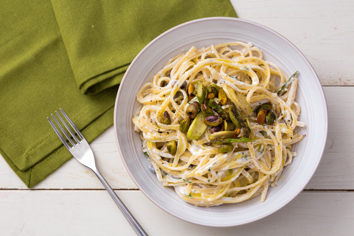 Pasta con crema de ricotta, espárragos y pistachos