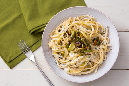 Pasta con crema de ricotta, espárragos y pistachos