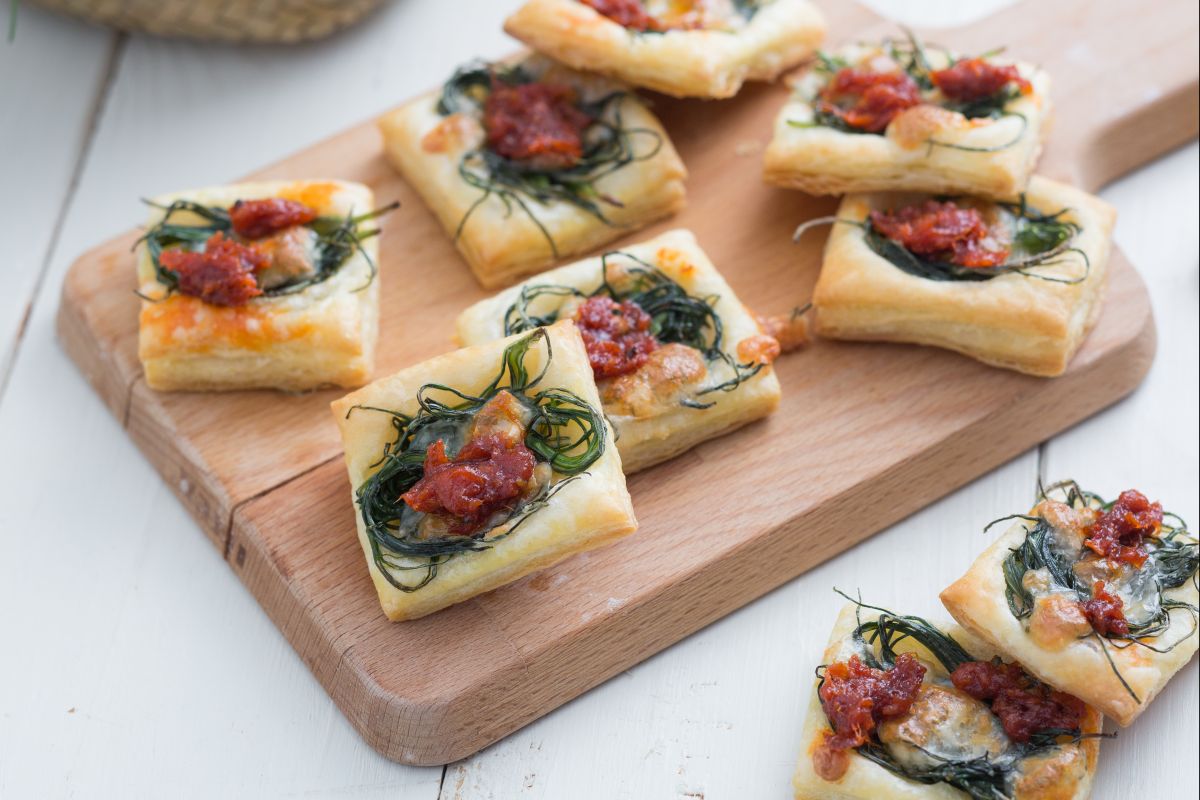 Hojaldres con agretti y nduja