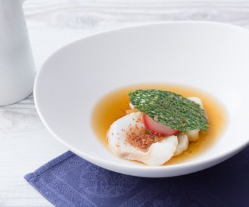Caldo de jamón, bacalao desmigado con pan crujiente y rabanitos
