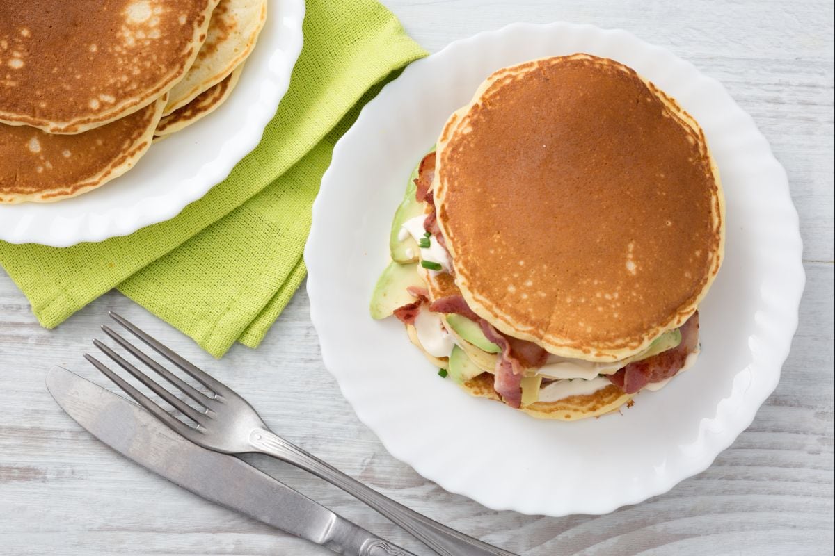 Pancakes salados con bacon y crème fraîche