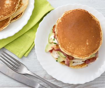 Pancakes salados con bacon y crème fraîche