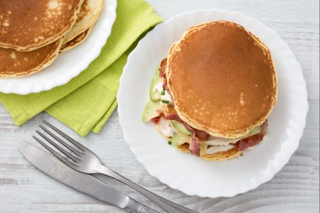 Pancakes salados con bacon y crème fraîche