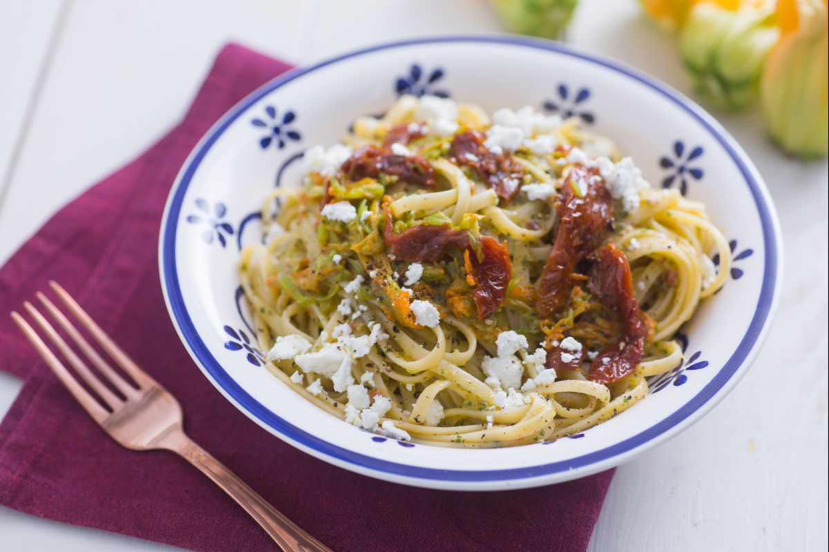 Pasta con flores de calabacín y feta