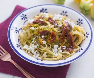 Pasta con flores de calabacín y feta