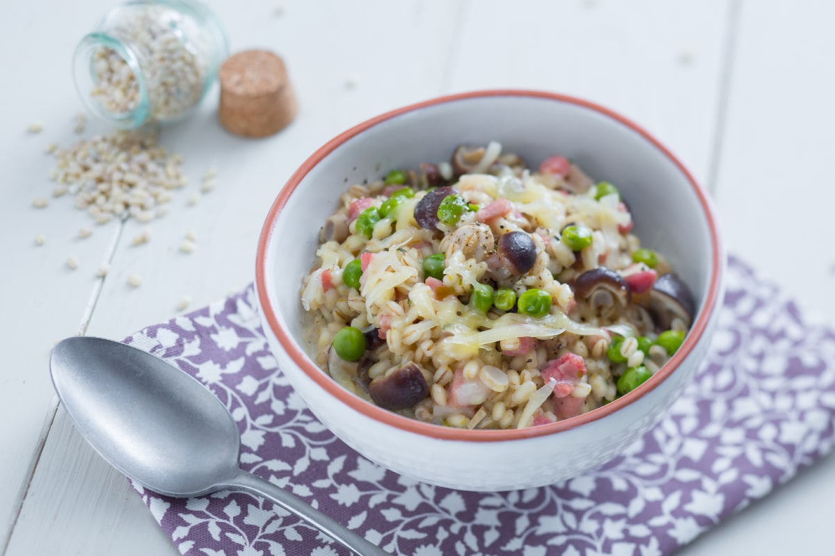Orzotto con panceta, verduras y queso