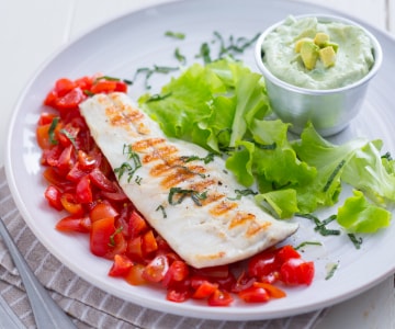 Pescado a la parrilla con salsa de skyr y aguacate