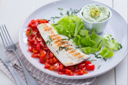 Pescado a la parrilla con salsa de skyr y aguacate