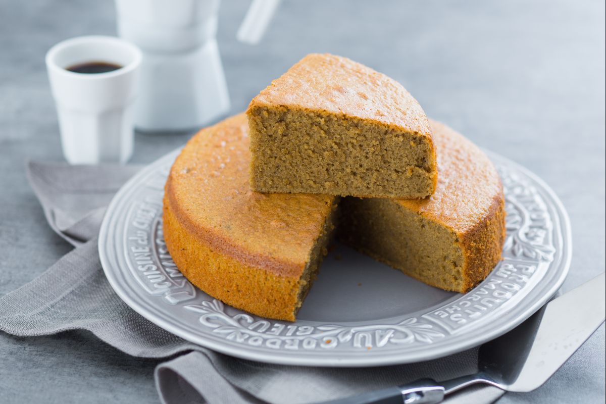 Pastel de leche caliente y café