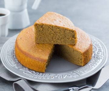 Pastel de leche caliente y café