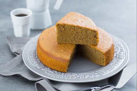 Pastel de leche caliente y café