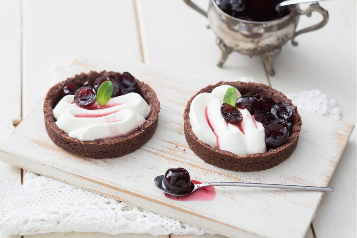 Tartaletas de cacao y guindas