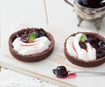 Tartaletas de cacao y guindas