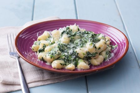 Ñoquis con stracchino y espinacas