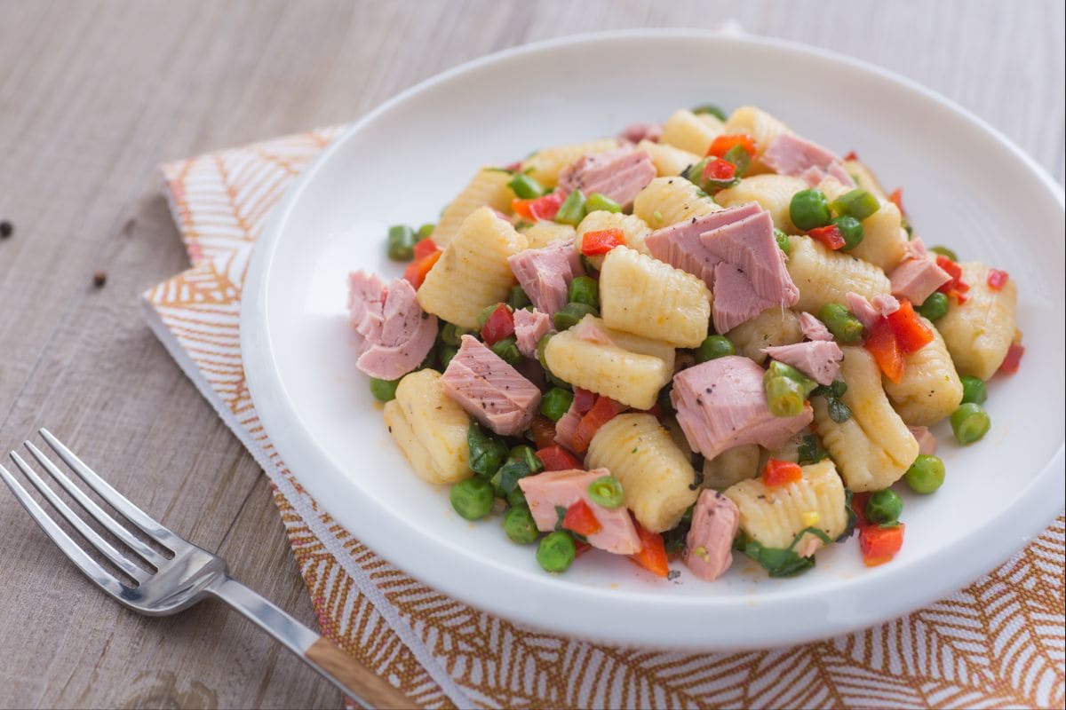Ñoquis con verduras de temporada y atún