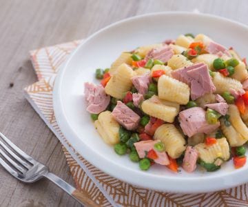 Ñoquis con verduras de temporada y atún