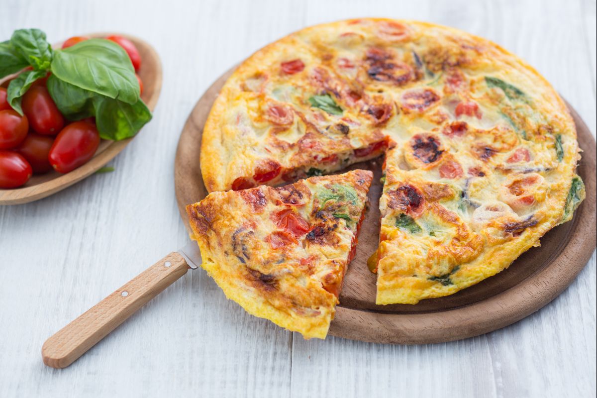 Tortilla con tomates y albahaca