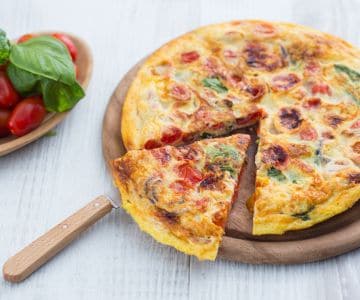 Tortilla con tomates y albahaca