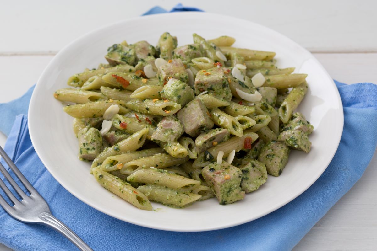 Pasta con pesto y atún fresco