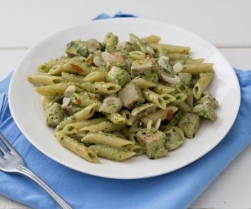 Pasta con pesto y atún fresco
