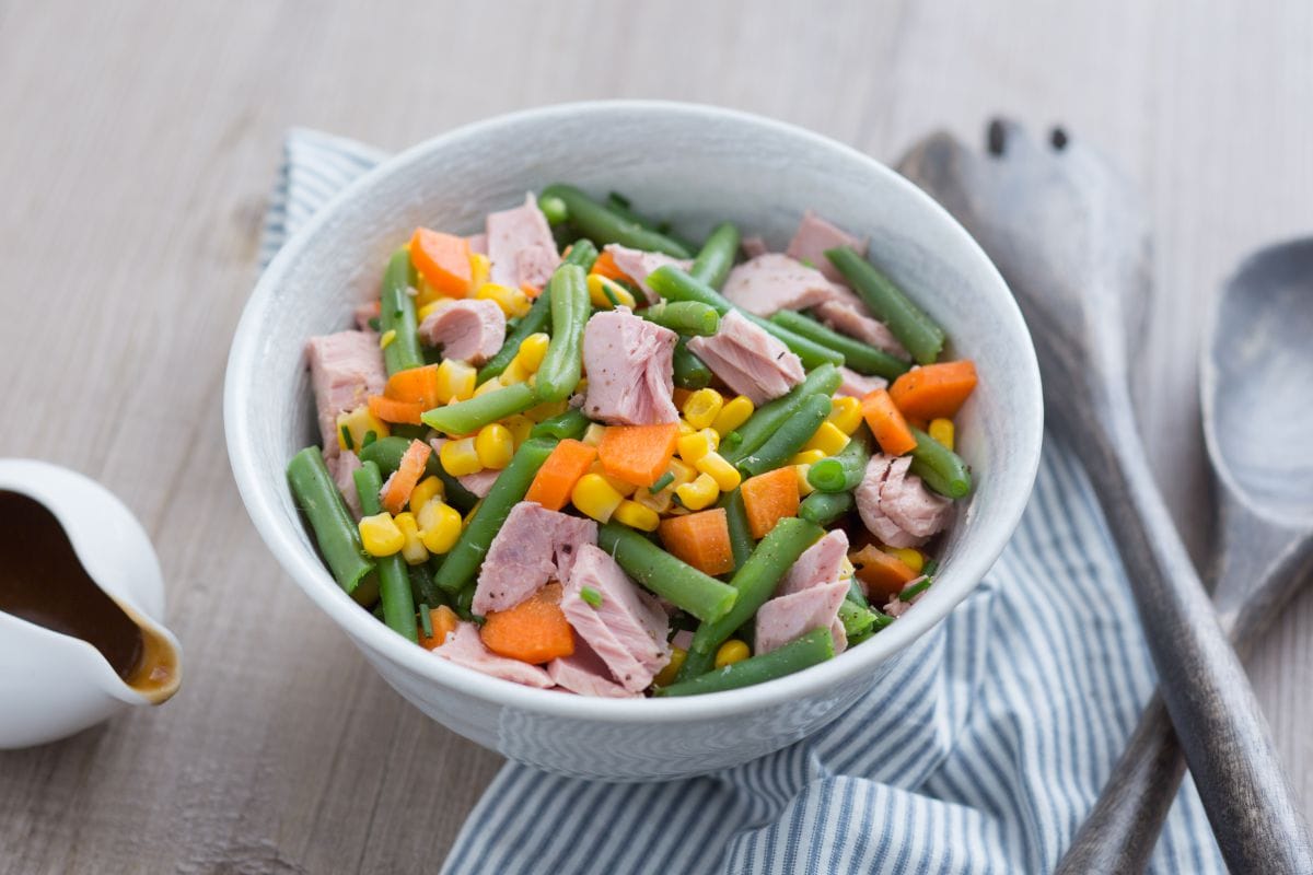 Ensalada de judías verdes, zanahorias, maíz y atún