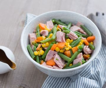 Ensalada de judías verdes, zanahorias, maíz y atún