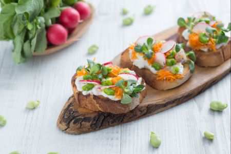 Bruschetta con burrata y verduras