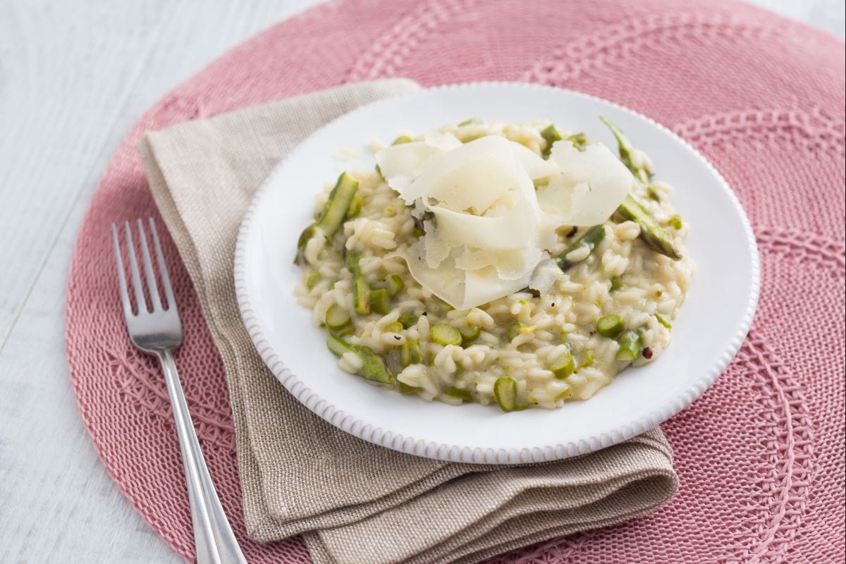 Risotto con espárragos y raspadura