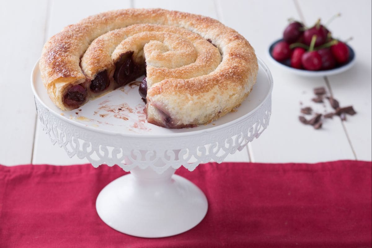 Rollo de hojaldre con cerezas