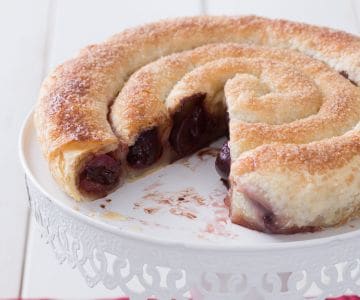 Rollo de hojaldre con cerezas