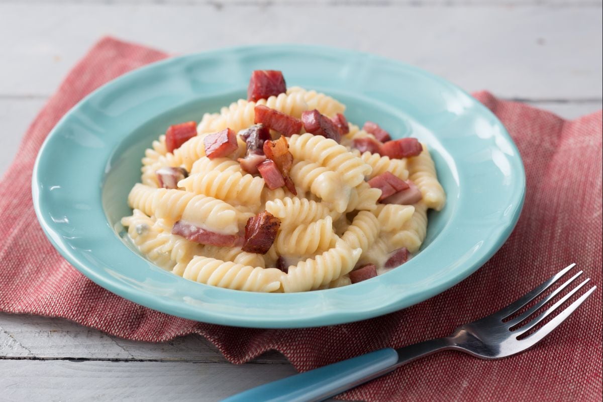 Pasta a los 4 quesos y speck