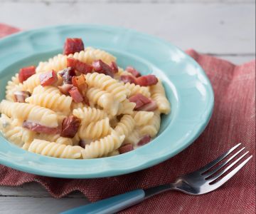 Pasta a los 4 quesos y speck