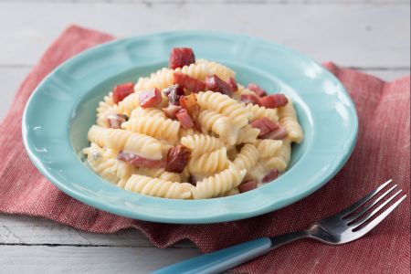 Pasta a los 4 quesos y speck
