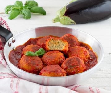 Albóndigas de pez espada y berenjenas con salsa
