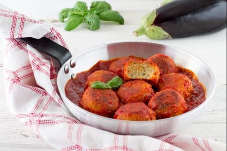 Albóndigas de pez espada y berenjenas con salsa