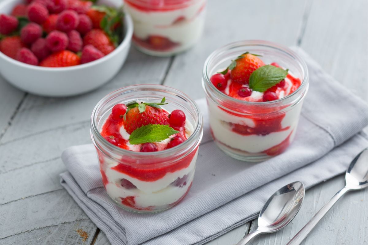 Tiramisú con frutos del bosque