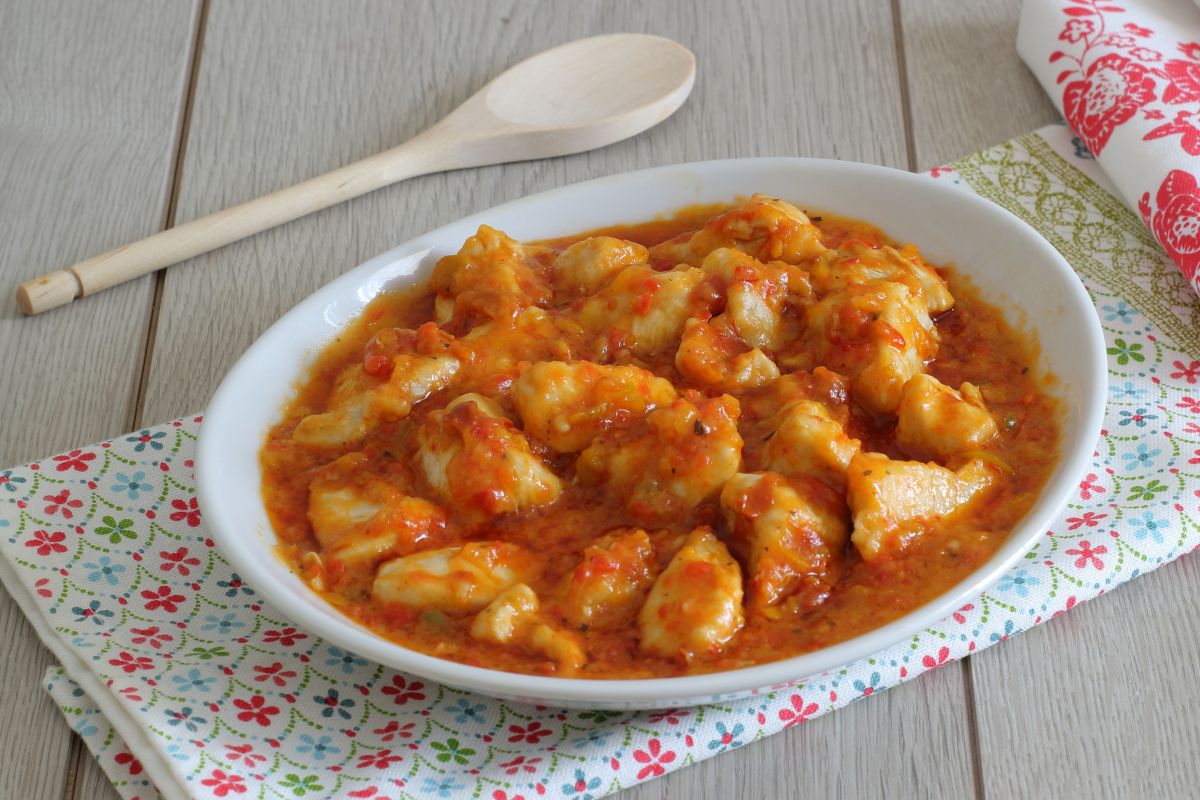 Bocados de pollo, pimientos y tomates secos