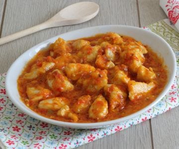 Bocados de pollo, pimientos y tomates secos