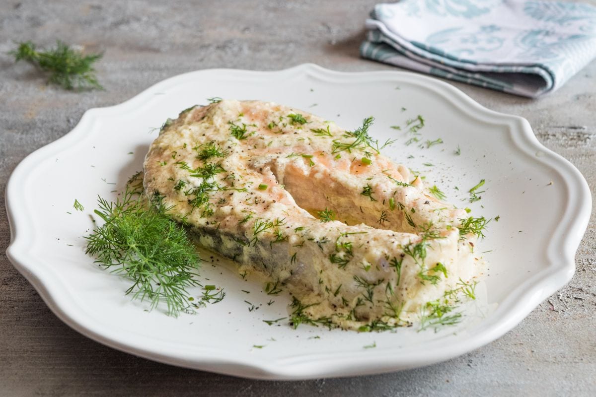 Salmón a la sartén con eneldo y crema agria