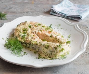 Salmón a la sartén con eneldo y crema agria