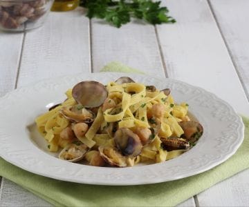 Tagliatelle con crema de garbanzos y almejas