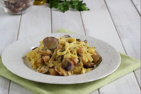 Tagliatelle con crema de garbanzos y almejas