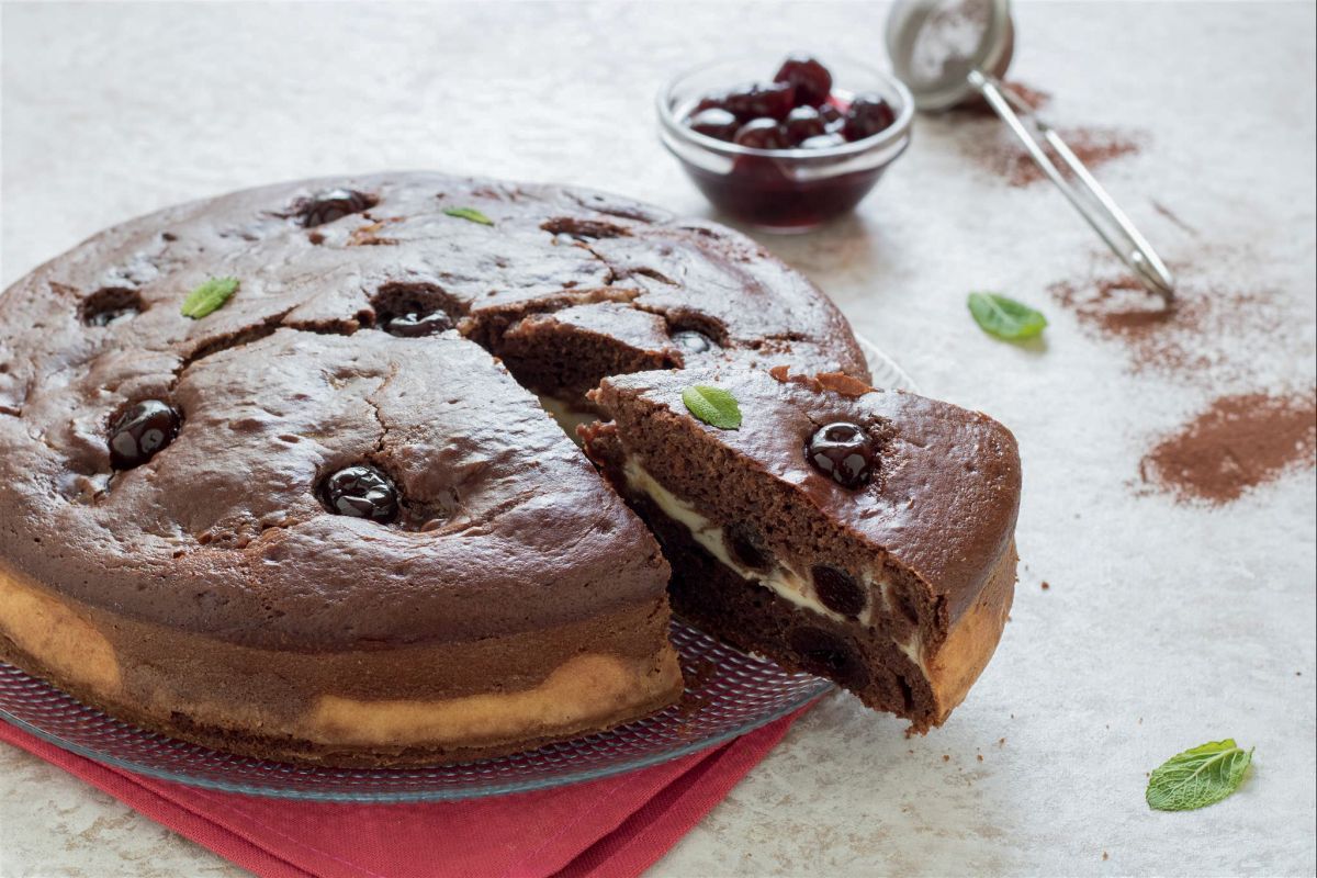 Pastel de cacao, requesón y guindas