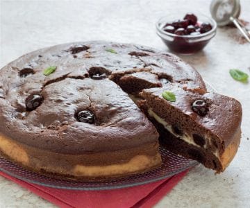 Pastel de cacao, requesón y guindas