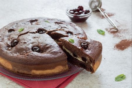 Pastel de cacao, requesón y guindas